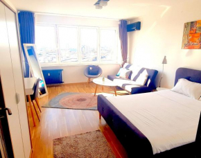 Azaleea Studio: central lovely studio
